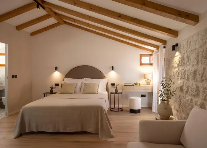 Old Town Olive Luxury Room For 3